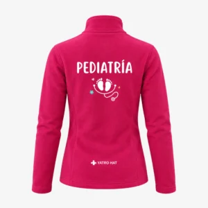 Forro polar de pediatría fucsia con huellas de bebé y fonendoscopio en la espalda